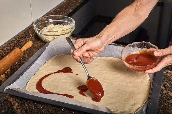 Женские руки работают над тестом для пиццы — стоковое фото