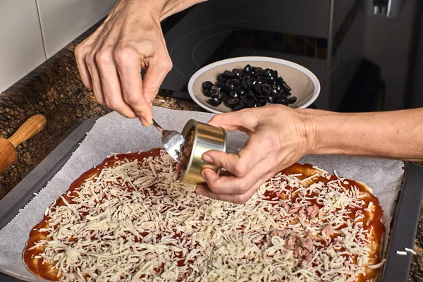 Mãos de mulher trabalhando em uma massa de pizza — Fotografia de Stock
