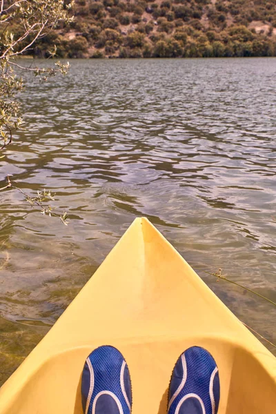 View of the front point of a yellow kayak while navigating on the river on a sunny day — Stock Photo, Image