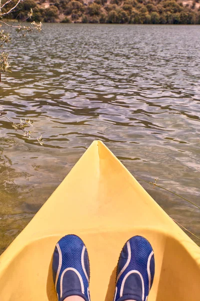 View of a man's feet while kayaking on the river — Stock Photo, Image