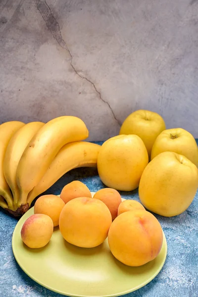 几个成熟的黄色和橙色水果的看法 — 图库照片