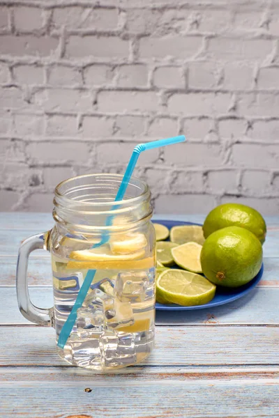 Vista Una Jarra Limonada Con Hielo Junto Unas Rodajas Limón —  Fotos de Stock