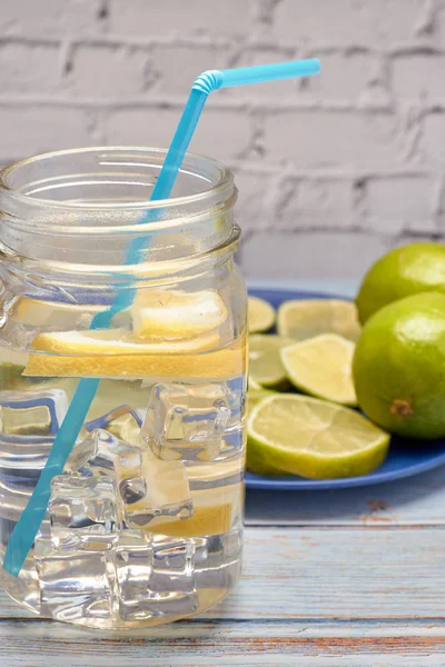 Vista Una Jarra Limonada Con Hielo Junto Unas Rodajas Limón —  Fotos de Stock