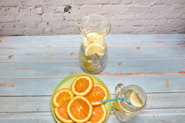 Vista de una jarra de limonada con hielo y limón —  Fotos de Stock