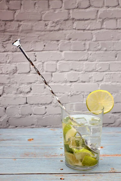 Blick auf die Zubereitung eines Mojito — Stockfoto