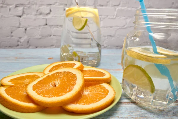 Vista de una jarra de limonada con hielo y limón —  Fotos de Stock