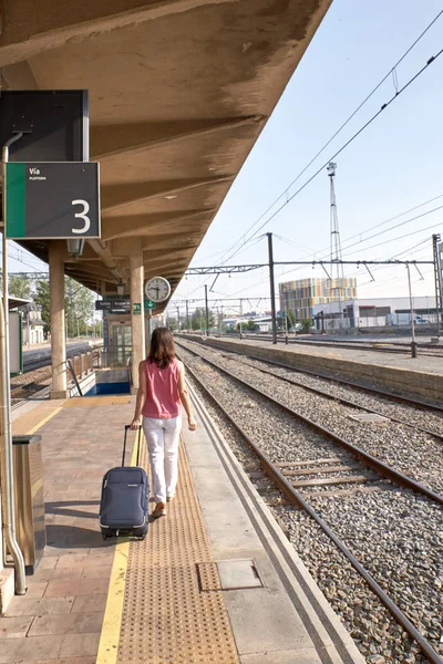 Mulher andando em uma estação de trem — Fotografia de Stock