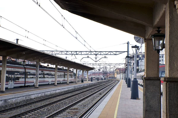 Вид на небольшой железнодорожный вокзал — стоковое фото