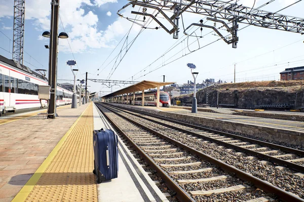 Vista de uma mala em uma estação de trem — Fotografia de Stock