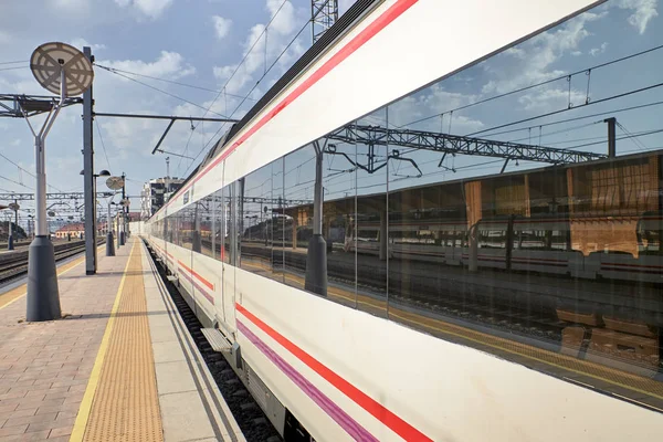 Vista de uma pequena estação ferroviária — Fotografia de Stock