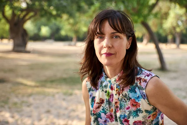 Retrato de uma bela mulher no parque — Fotografia de Stock