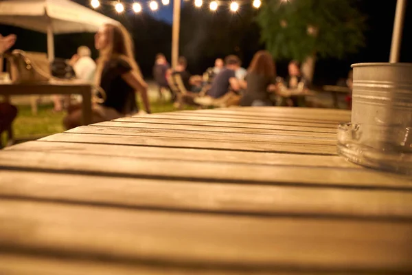 Vista de uma mesa de madeira no terraço de um bar — Fotografia de Stock