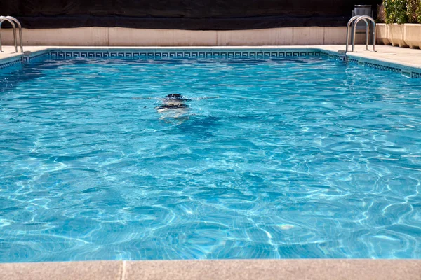 Mulher nadando em uma piscina — Fotografia de Stock