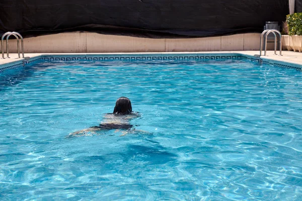 Donna che nuota in piscina — Foto Stock