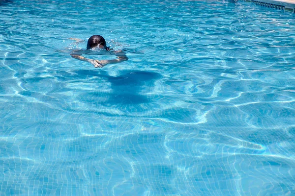 Frau schwimmt in einem Pool — Stockfoto
