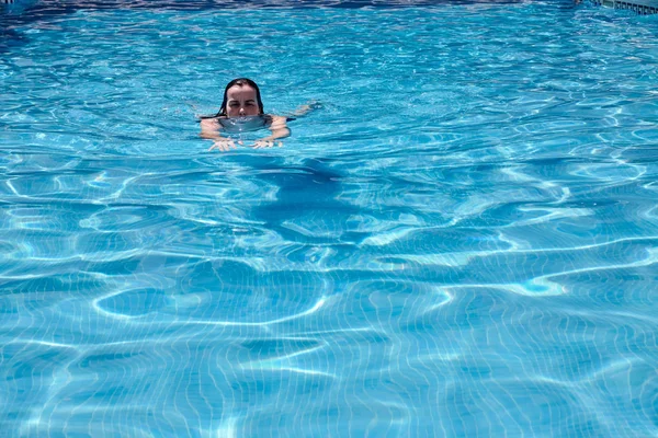 Mulher nadando em uma piscina — Fotografia de Stock