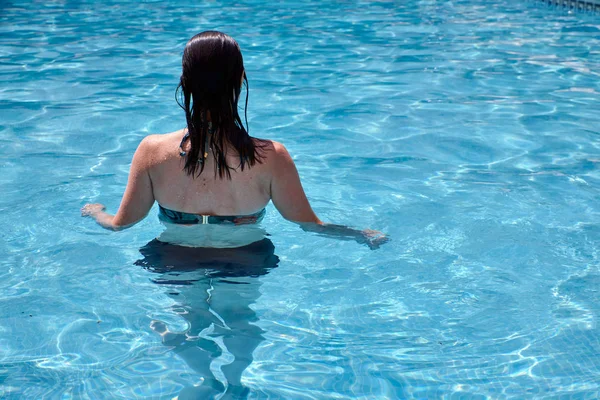 Mujer nadando en una piscina —  Fotos de Stock