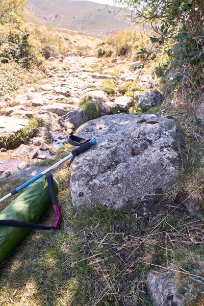 Bâton de randonnée et sac à dos sur un chemin de pierre au pied du m — Photo