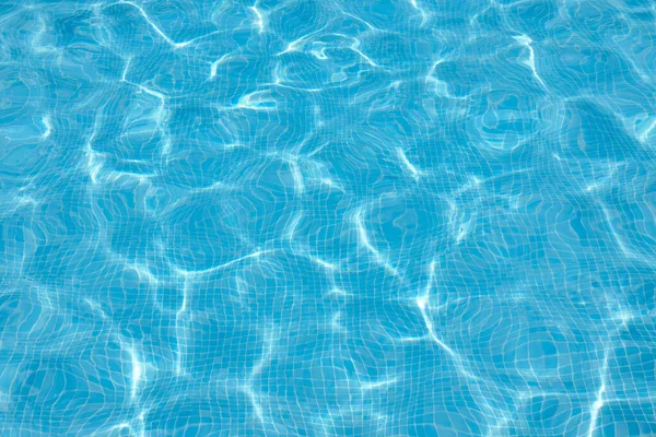 Вид на басейн з блакитною водою — стокове фото