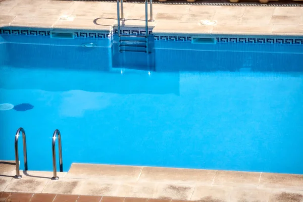 Vista de detalhes de uma piscina com água azul — Fotografia de Stock