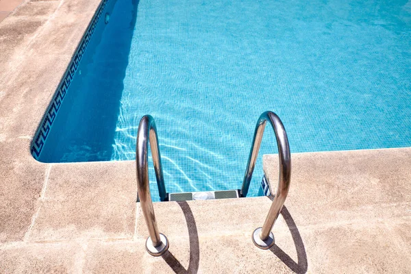 Vista de detalhes de uma piscina com água azul — Fotografia de Stock