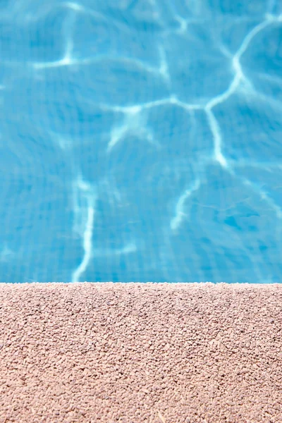 蓝水游泳池的详细视图 — 图库照片