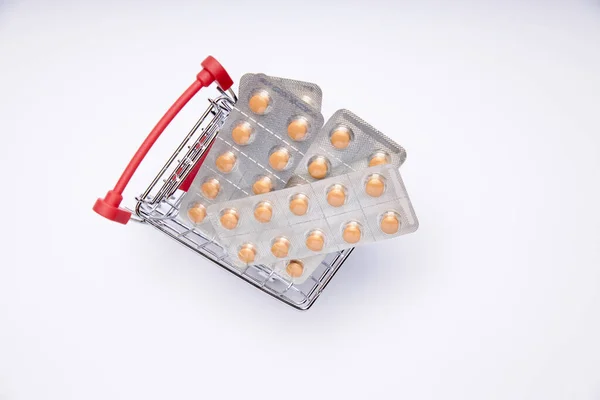 하얀 배경에 알약, 약, 약병들이 있는 쇼핑 카트. 약국 의약품. — 스톡 사진