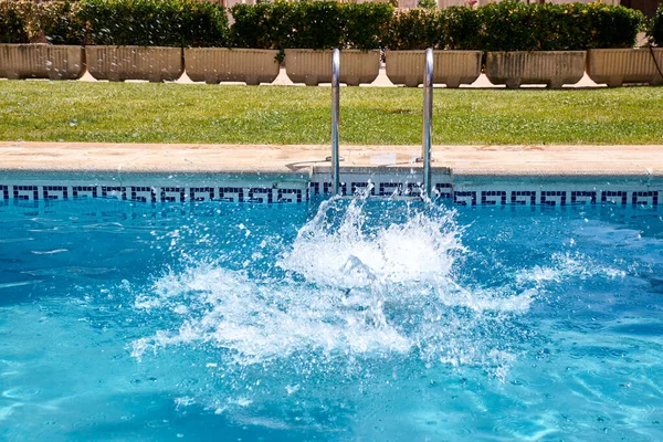 Mujer nadando en una piscina —  Fotos de Stock