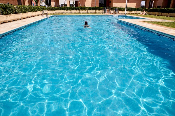 Vrouw zwemmen in een zwembad — Stockfoto
