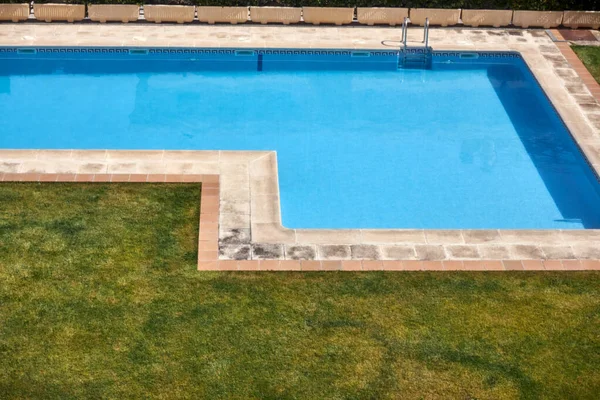 Details uitzicht op een zwembad met blauw water — Stockfoto