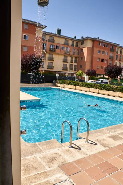 Mujer nadando en una piscina —  Fotos de Stock