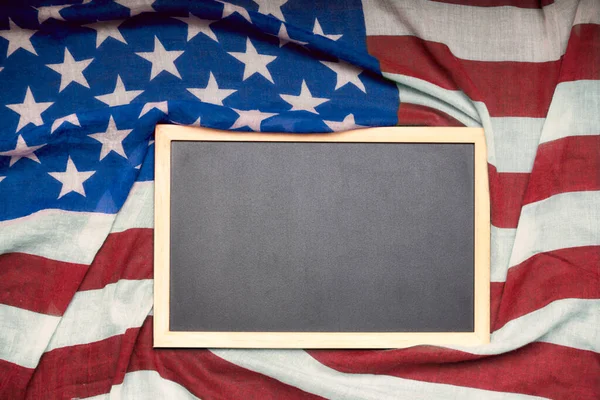 アメリカ国旗の上にコピースペースのあるブラックボード 背景概念 — ストック写真