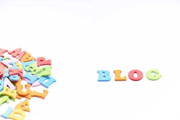 白い背景に文字のグループの横にある色のテキストでブログ ブログ コンセプチュアルなブログのアイデア — ストック写真