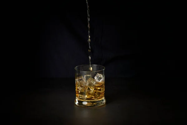 Egy Pohár Whiskyt Jéggel Sötét Háttérrel Szociális Problémák Fogalma — Stock Fotó