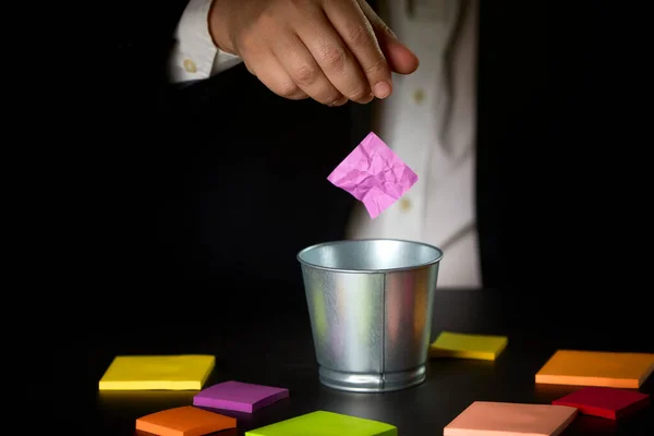 Homem Negócios Depositar Uma Nota Num Balde Conceito Brainstorming Negócios — Fotografia de Stock