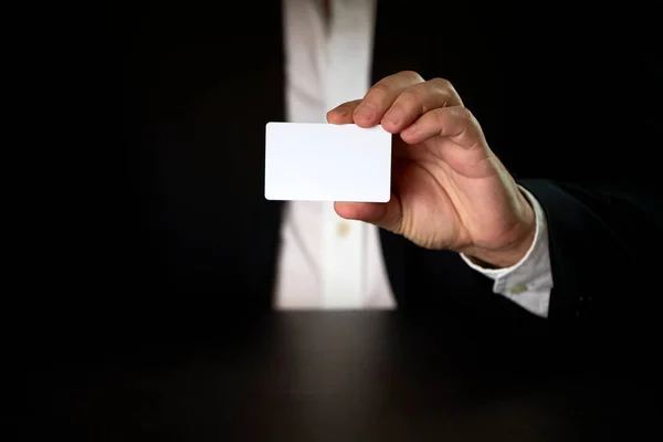 Homem Negócios Com Cartão Branco Mão Direita Conceito Negócio — Fotografia de Stock