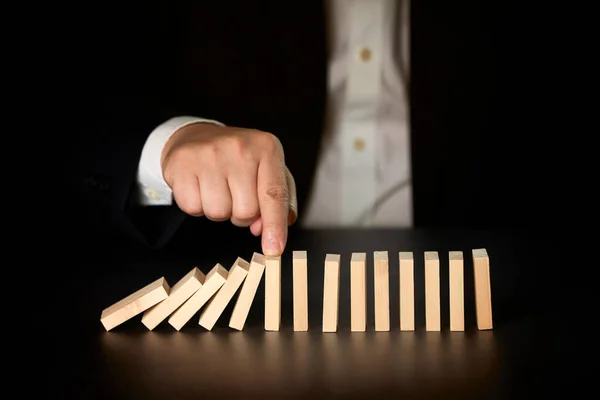 Geschäftsmann Hand Stoppt Fallen Dominosteine Geschäftskonzept — Stockfoto