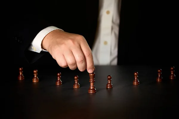 Mão Homem Negócios Movendo Figura Xadrez Competição Jogo Sucesso Conceito — Fotografia de Stock