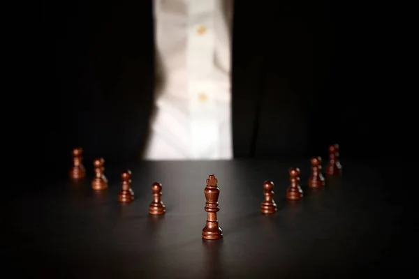 商人在比赛成功的游戏中观察棋子的形象 管理或领导的概念 — 图库照片