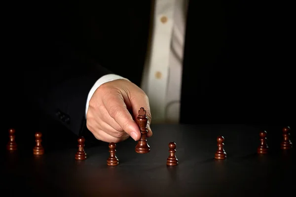 商人的手在棋类游戏中移动棋子的人在比赛中获胜 管理或领导概念 — 图库照片
