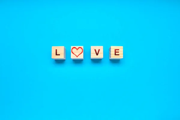 Słowo Miłość Drewnianych Kwadratach Niebieskim Tle Miejsca Kopiowania Serce Jako — Zdjęcie stockowe