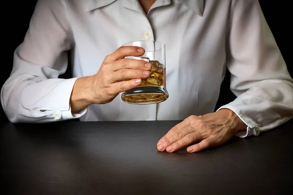 Közelkép Egy Kezéről Egy Pohár Whiskyvel Jéggel Szociális Problémák Fogalma — Stock Fotó