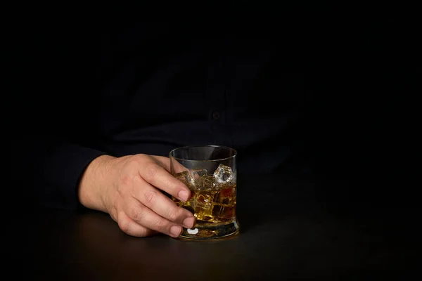 Nahaufnahme Der Hände Eines Mannes Mit Einem Glas Scotch Und — Stockfoto