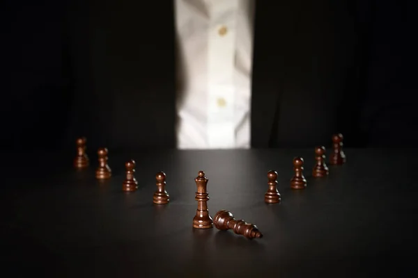 商人在比赛成功的游戏中观察棋子的形象 管理或领导的概念 — 图库照片