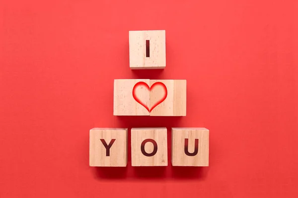 用心形的立方体和我与你的文字纠缠在一起 爱情的概念 — 图库照片