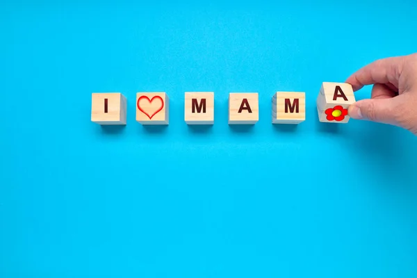 Человек Помещающий Деревянные Кубики Сердцем Цветами Словами Mama Mother Love — стоковое фото