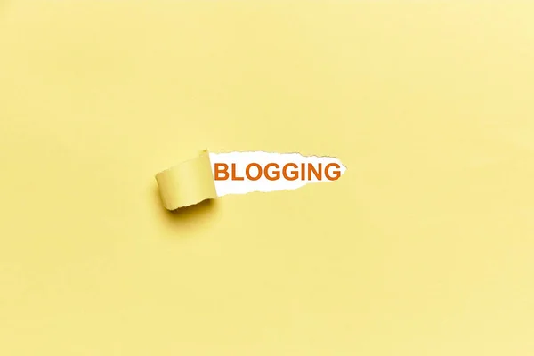 Cartón Amarillo Roto Con Palabra Blogging Con Espacio Para Copias — Foto de Stock