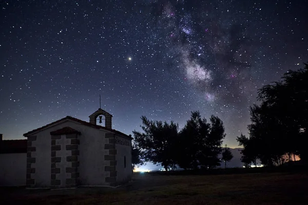 星夜与银河在一个小教堂的上空 天文学概念 — 图库照片