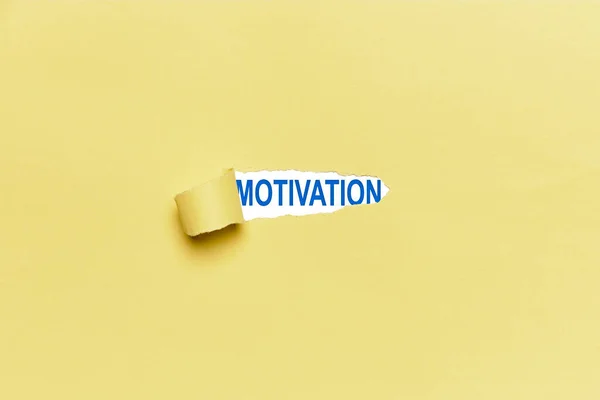 Papel Desgarrado Amarillo Con Palabra Motivación Que Aparece Trabajos Conceptuales — Foto de Stock
