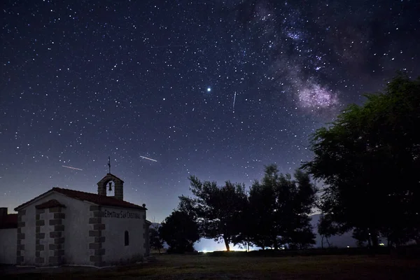 银河系在一个孤独的隐居处 长期暴露在夜间的地貌摄影 — 图库照片